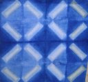 Shibori, pliage tye dye carré dans une cuve d'indigo naturel, stage indigo à ADN Laine 71220 Pressy sous dondin en sud bourgogne 