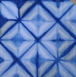 shibori, pliage tye dye, motif triangle dans une cuve d'indigo naturel, stage indigo à ADN Laine 71220 Pressy sous dondin en sud bourgogne 