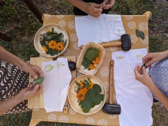 atelier tataki-zome avec les enfants à ADN Laine 71220 Pressy sous Dondin en Bourgogne du sud