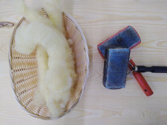 Petits rolags cardés prêts pour le filage au fuseau, atelier laine pour enfants, laine de mouton, Stage de filage au rouet, à ADN Laine 71220 Pressy sous dondin en Bourgogne du Sud