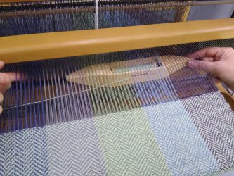 Tissage de la trame d'une écharpe au métier à tisser 4 cadres, stage de tissage à ADN Laine à Pressy Sous Dondin, 71220, en Sud Bourgogne