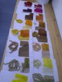 Echantillons de tissus teints avec des plantes. Couleurs rouges, roses, orangés, jaunes sur coton, lin, laine et soie, Stage Teinture végétale, ADN Laine 71220 pressy sous dondin, en Bourgogne du Sud